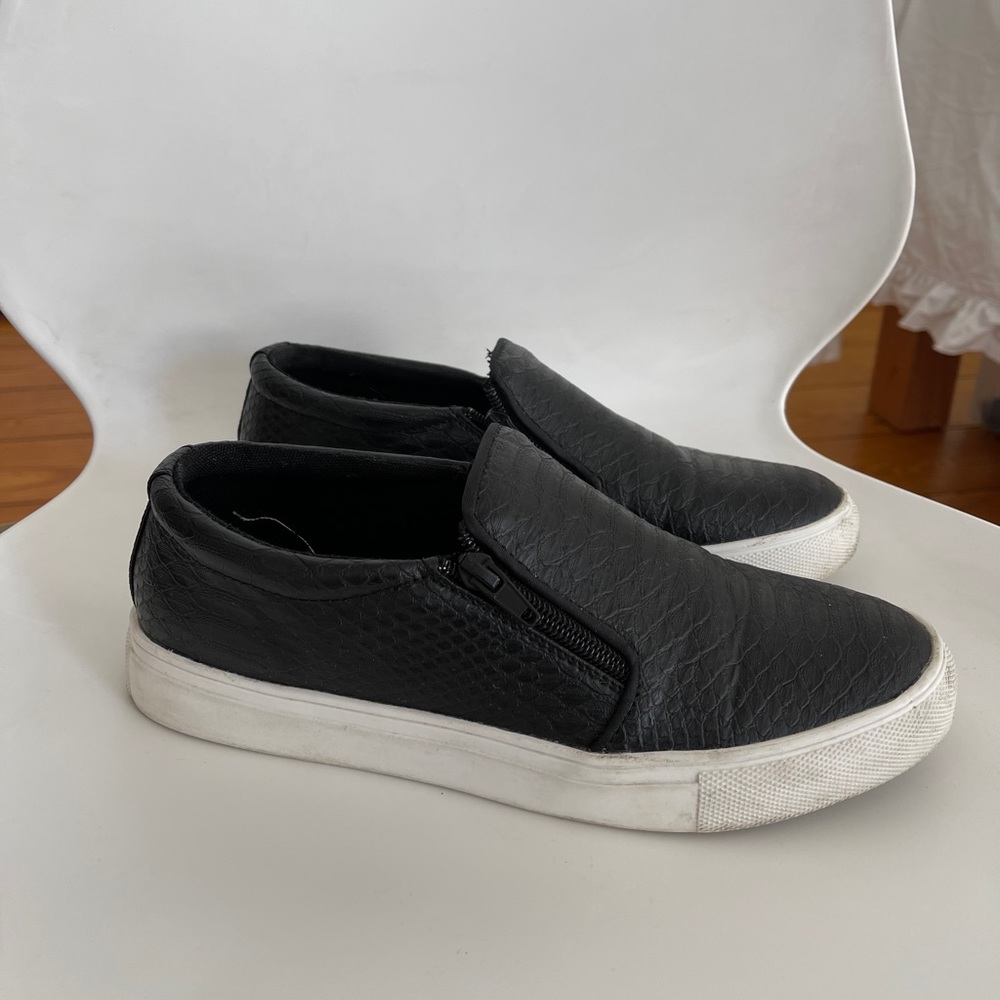 Report Black Shoes